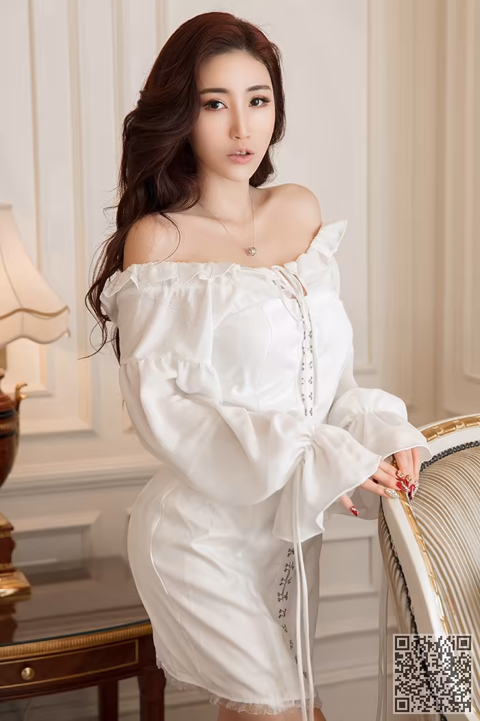 迷人的熟女太阳Mengyao家常火辣性感动人