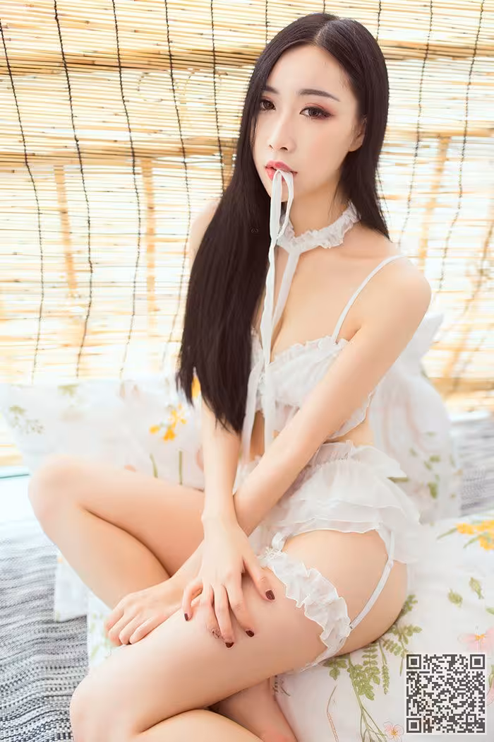 性感嫩模小雨飘窗激情秀完美身材