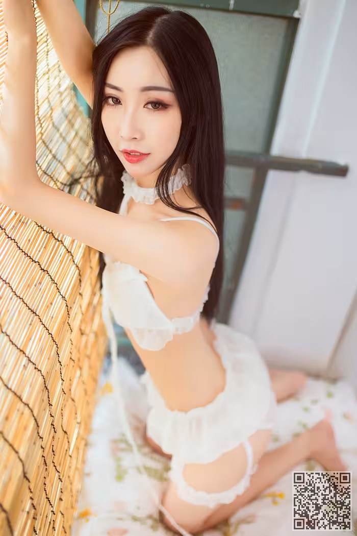 性感嫩模小雨飘窗激情秀完美身材
