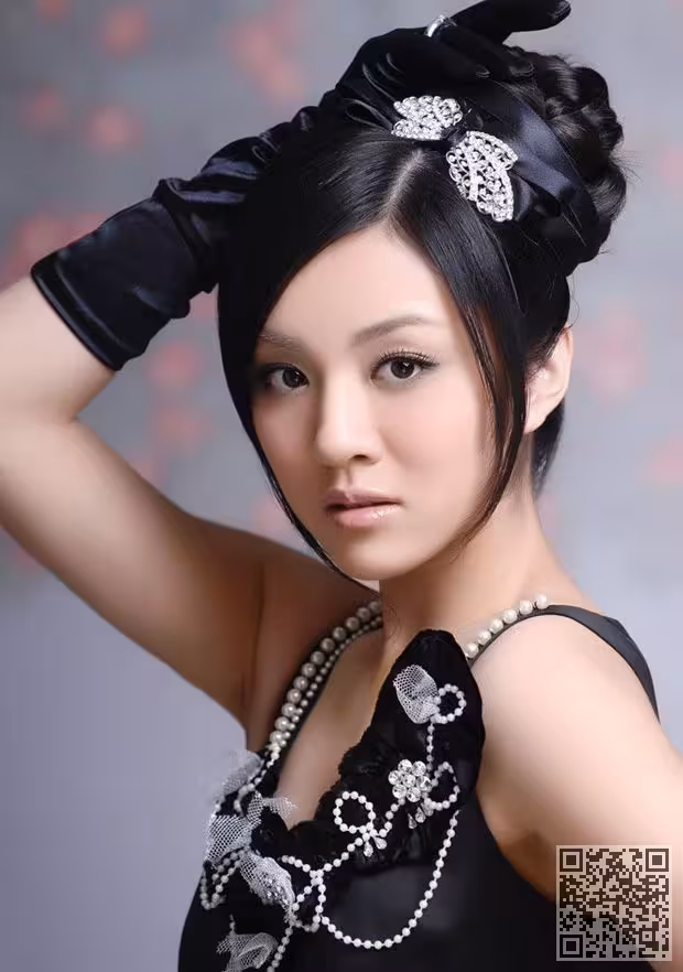 脸蛋纯情的白嫩90后美女
