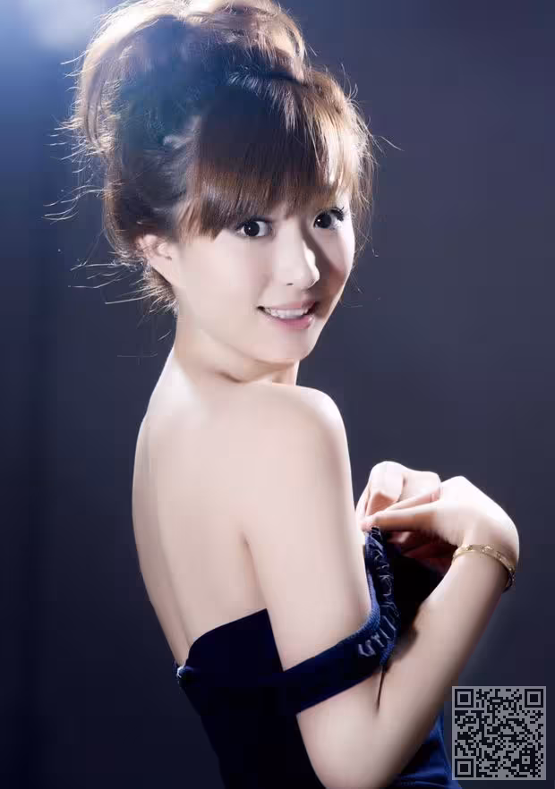 脸蛋纯情的白嫩90后美女