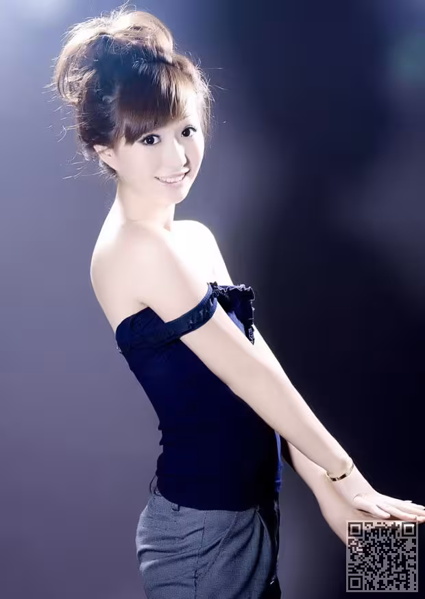 脸蛋纯情的白嫩90后美女
