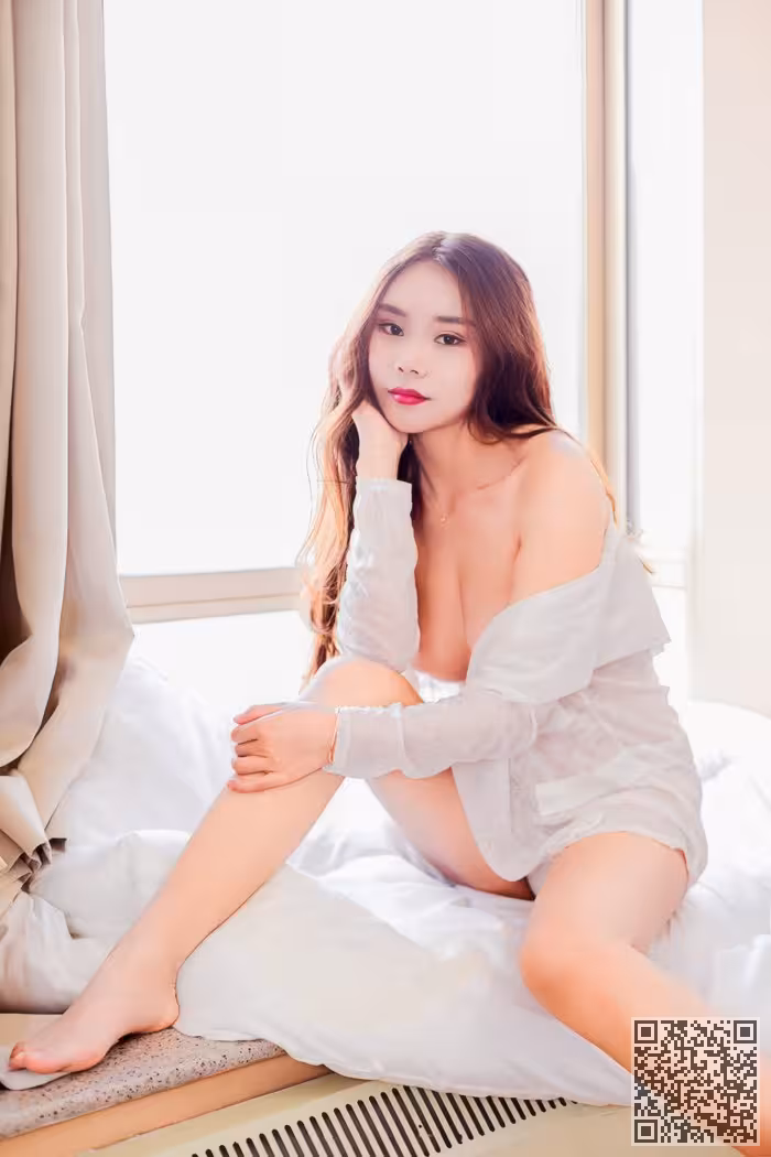 童颜巨乳美女小曼镂空内衣很吸睛