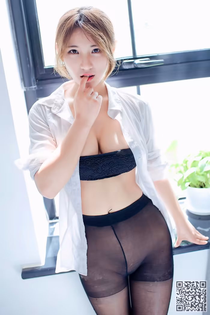黑丝、酥胸、翘臀、前凸后翘