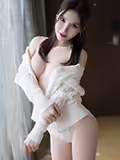长腿金发周在美丽的乳房和真空