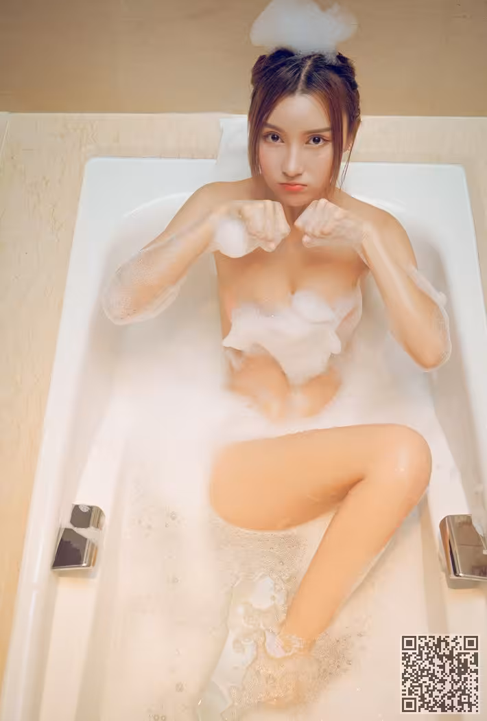 绝佳嫩模M梦baby丰乳肥臀上演泡泡浴