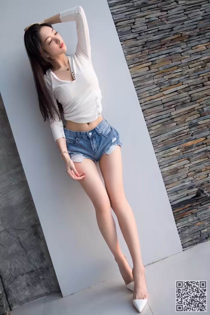 小热巴、前凸后翘、湿身诱惑