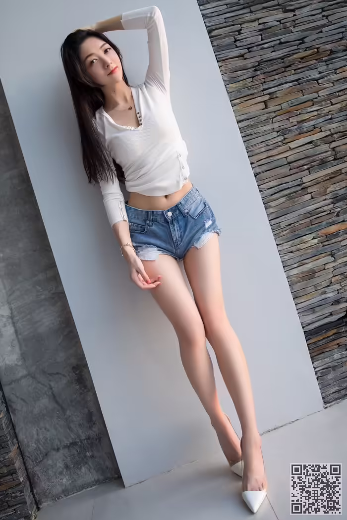 小热巴、前凸后翘、湿身诱惑