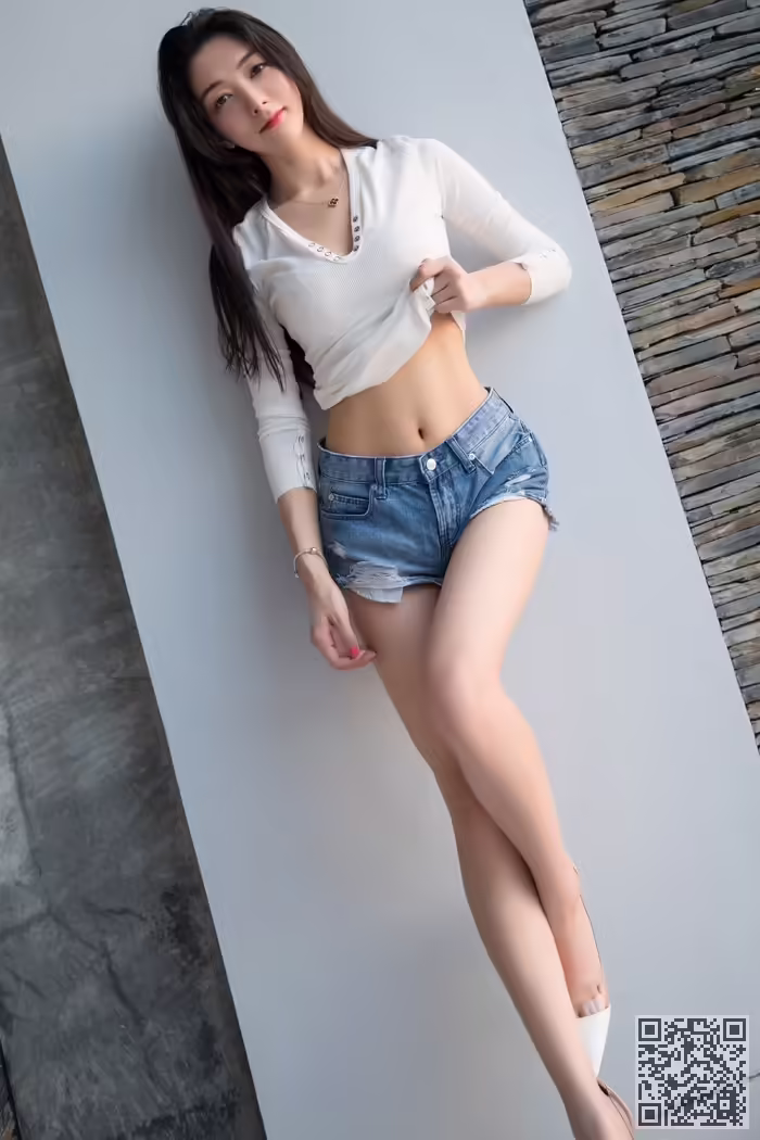 小热巴、前凸后翘、湿身诱惑
