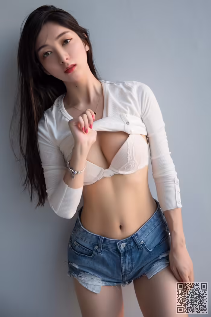 小热巴、前凸后翘、湿身诱惑