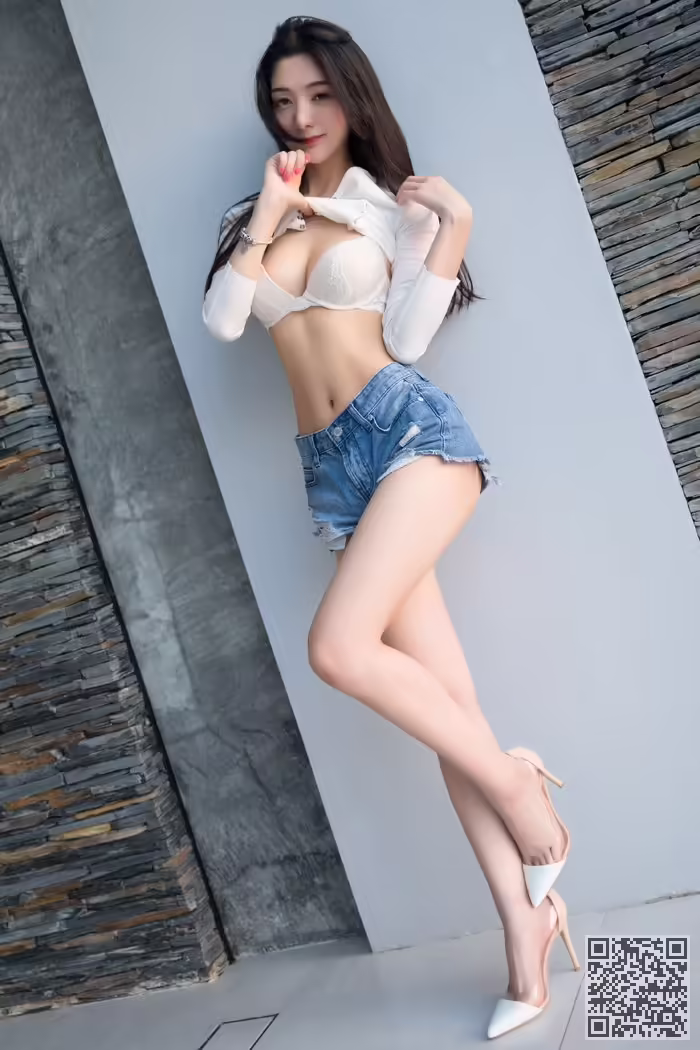 小热巴、前凸后翘、湿身诱惑