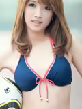 美丽的足球宝贝穿比基尼很迷人