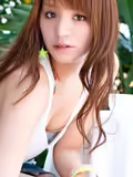 抢眼混血美女拍照显示眼睛很迷人