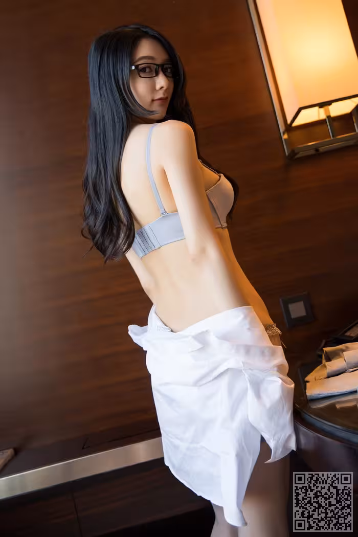 制服女秘小热巴身材凹凸有致小嘴迷人