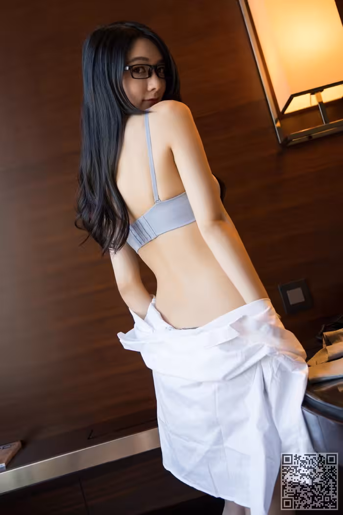 制服女秘小热巴身材凹凸有致小嘴迷人