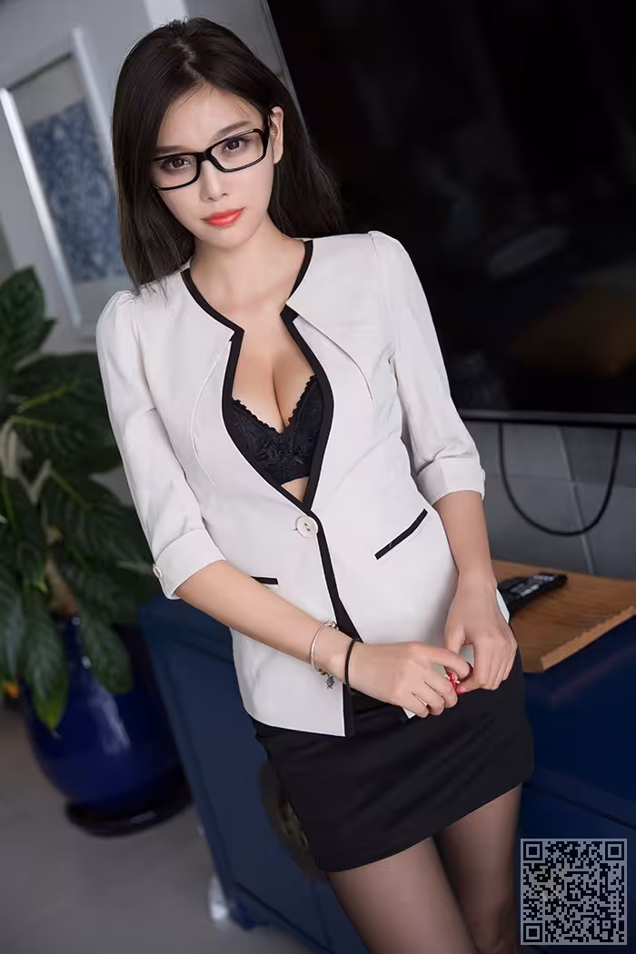 职场尤物杨晨晨黑丝诱人美腿修长