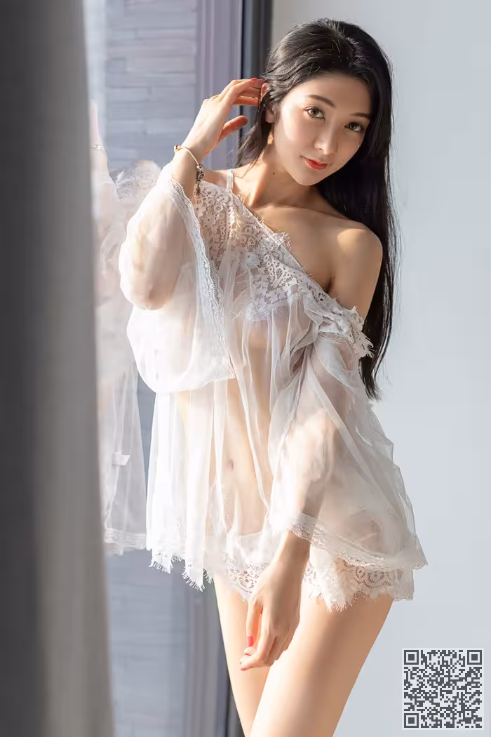 魅力女神小热巴透明肚兜难挡饱满酥胸