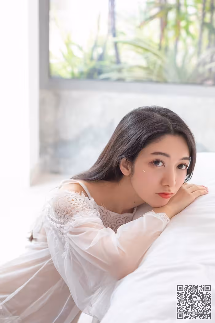 魅力女神小热巴透明肚兜难挡饱满酥胸