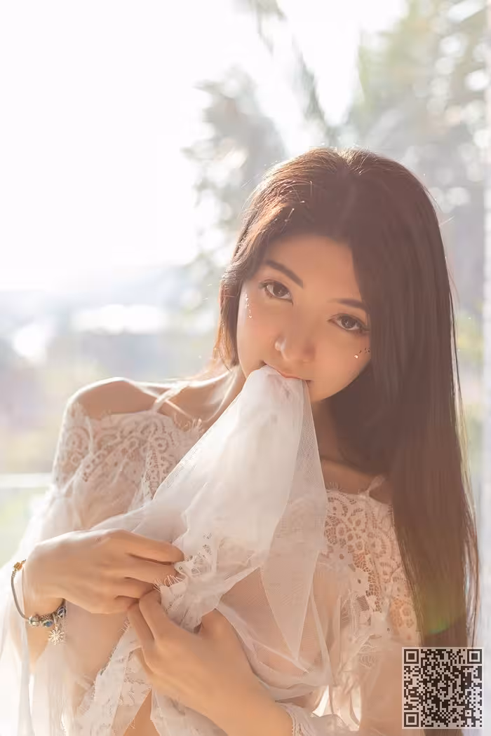 魅力女神小热巴透明肚兜难挡饱满酥胸