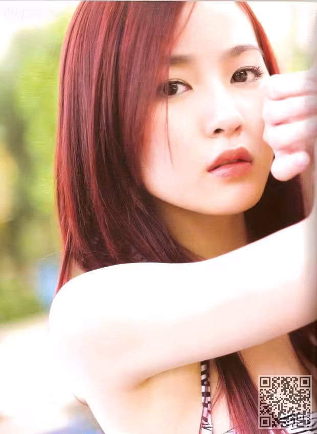 养眼美眉李蕴滴水般靓丽写真