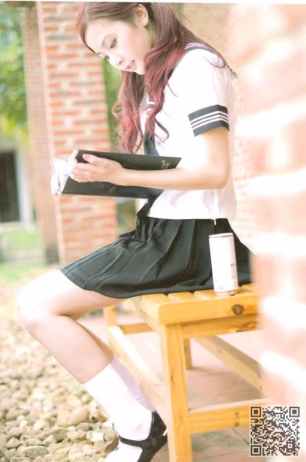 养眼美眉李蕴滴水般靓丽写真