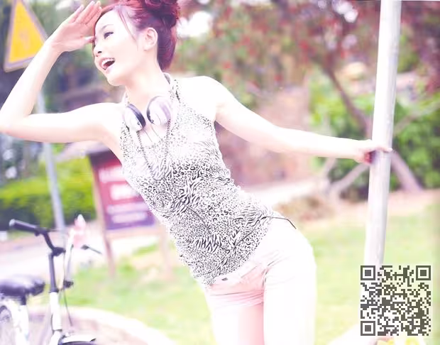 养眼美眉李蕴滴水般靓丽写真