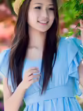图漂亮迷人的美丽的女孩穿着一件蓝色的连衣裙