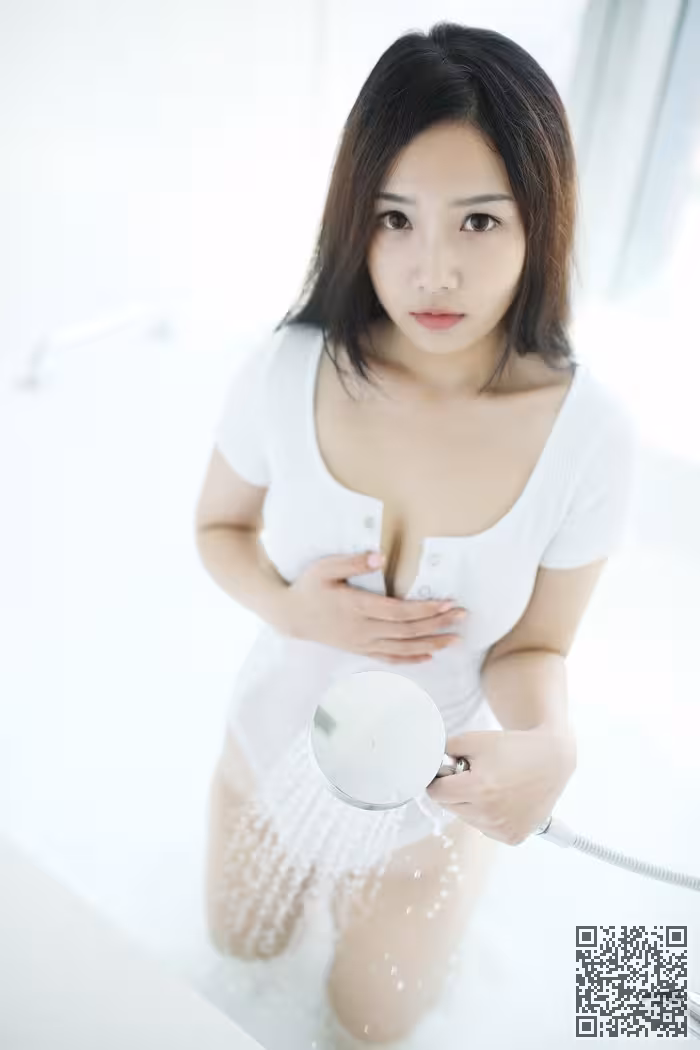 童颜巨乳徐微微浴室尽情展现迷人胴体