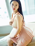 年轻女子LingXiEr丰满的脸冷艳觊觎