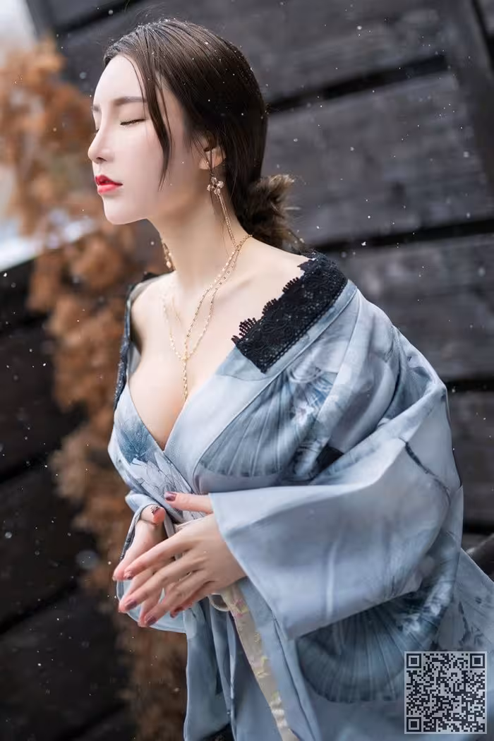 美艳佳人周于希饱满胸脯迷人红唇撩人