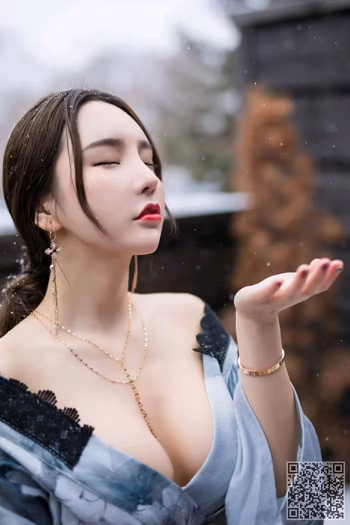 美艳佳人周于希饱满胸脯迷人红唇撩人