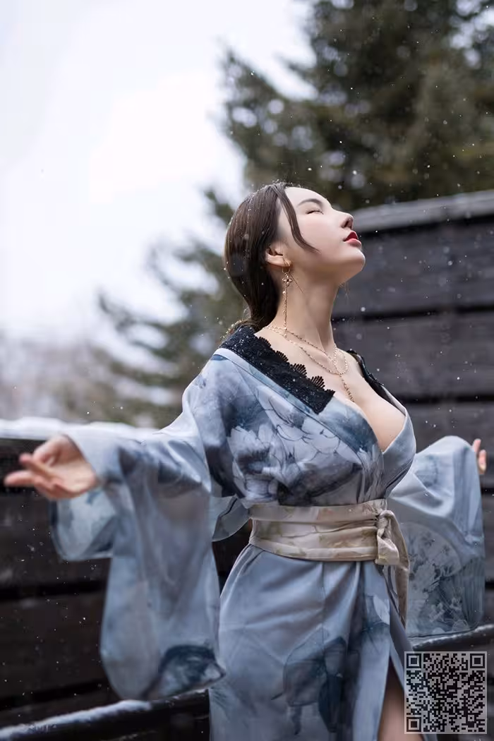 美艳佳人周于希饱满胸脯迷人红唇撩人
