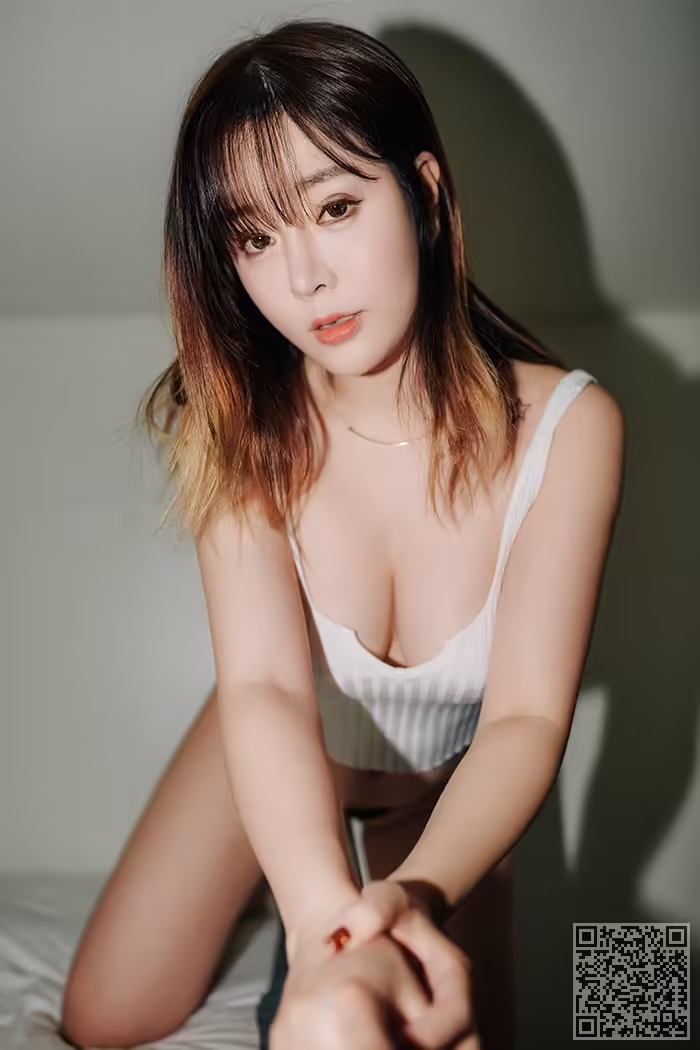 嫩模、王雨纯、搔首弄姿