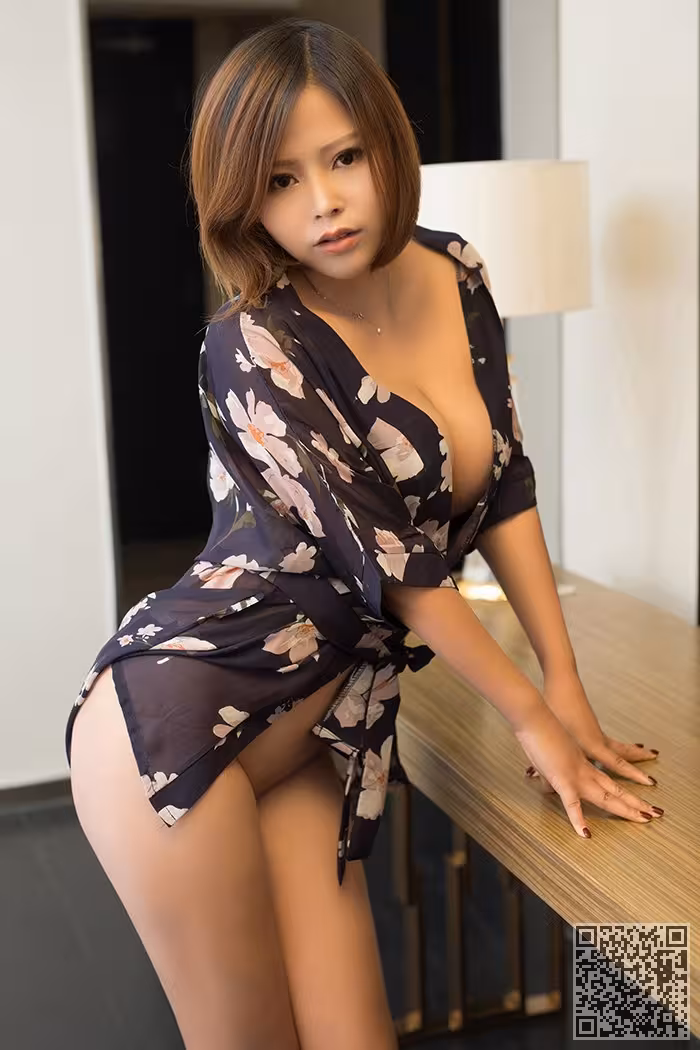 短发丽人转转凹凸有致玲珑娇躯诱人