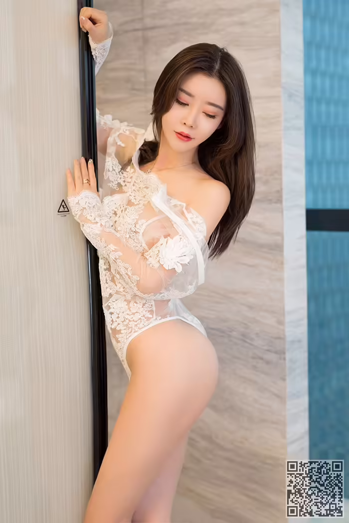 美妇、佟蔓、搔首弄姿