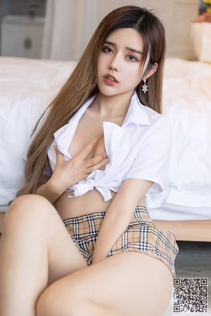 学妹、卓娅祺、胴体