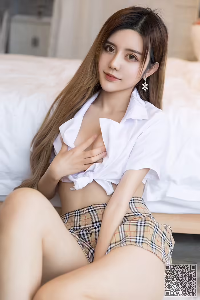 学妹、卓娅祺、胴体