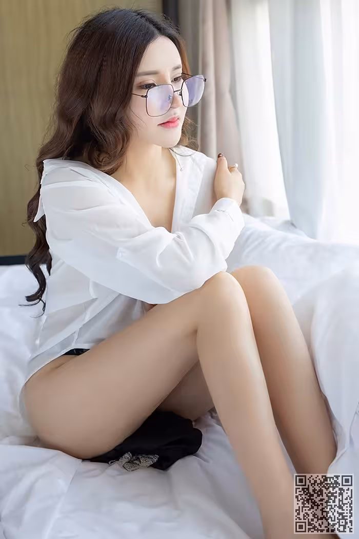 迷人嫩模雅雅美腿酥胸身材十分完美