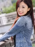 纯女孩牛仔裤非常迷人的微笑