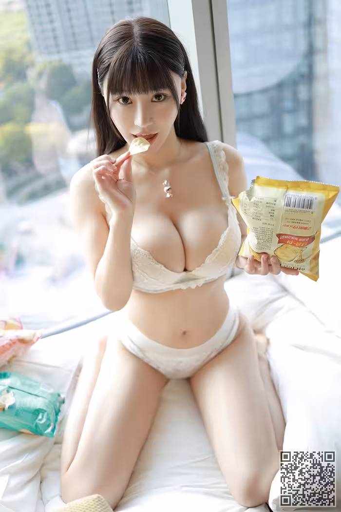 清纯嫩妹朱可儿薯片贴乳等你品尝