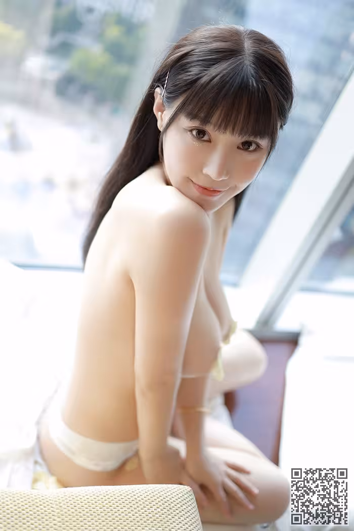 清纯嫩妹朱可儿薯片贴乳等你品尝