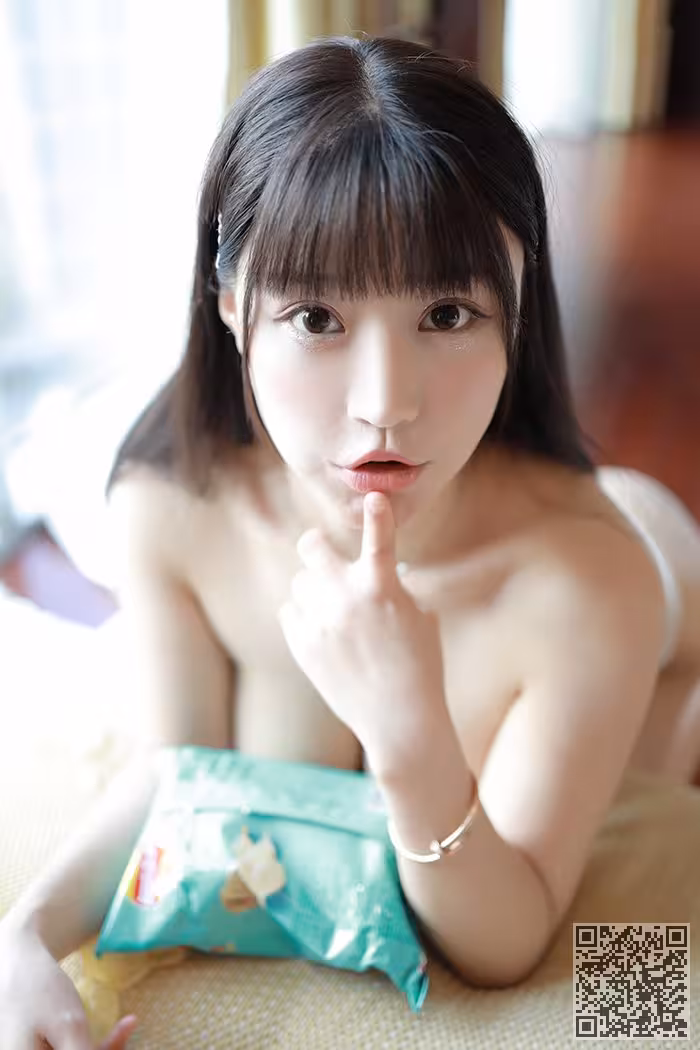 清纯嫩妹朱可儿薯片贴乳等你品尝