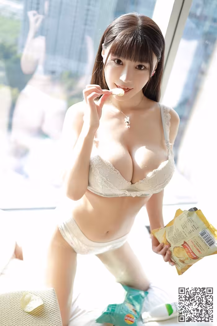 清纯嫩妹朱可儿薯片贴乳等你品尝