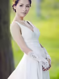 快乐女孩新鲜美丽的婚纱照片