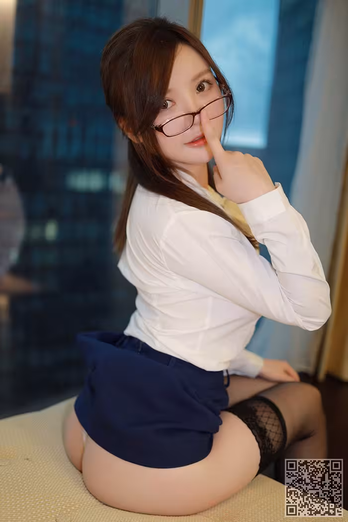 美丽女教师糯美子白皙香臀美乳诱惑你