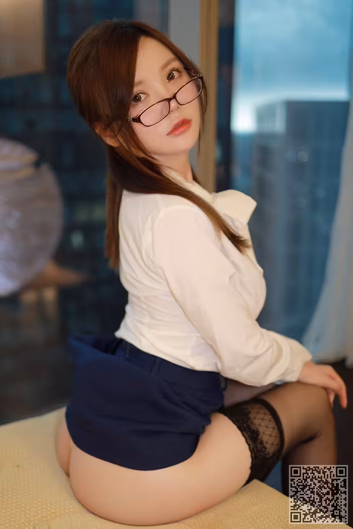 美丽女教师糯美子白皙香臀美乳诱惑你