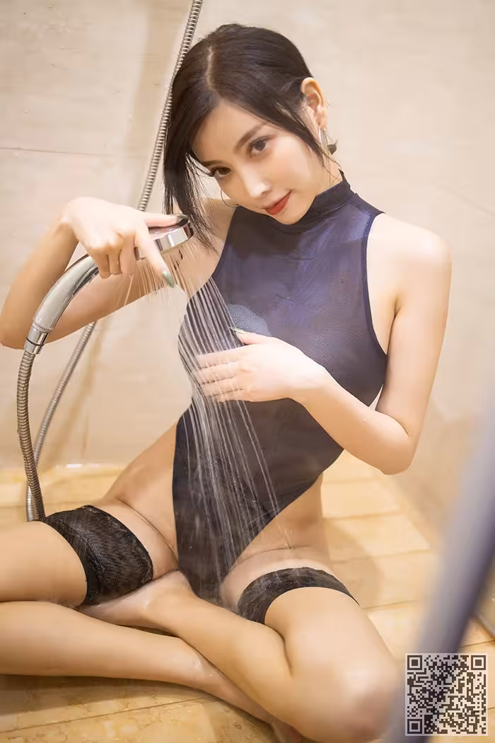 迷人学姐杨晨晨透视蕾丝裸足特写