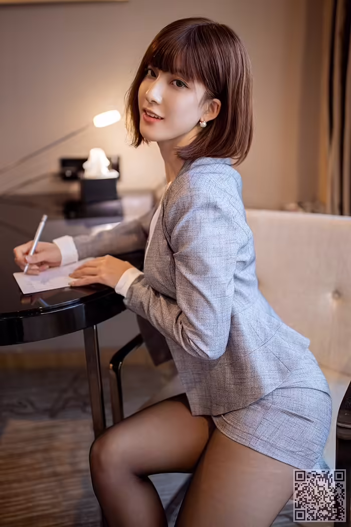 秘书、林文文、黑丝、美腿、搔首弄姿