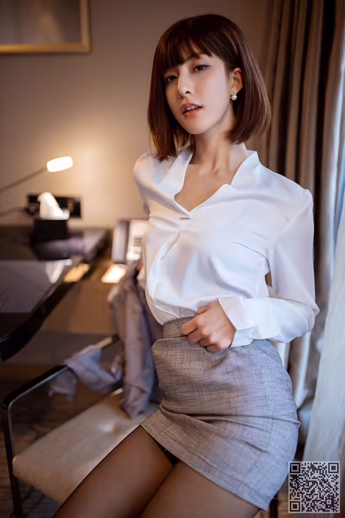 秘书、林文文、黑丝、美腿、搔首弄姿
