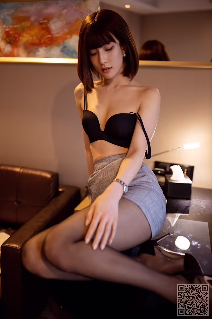 秘书、林文文、黑丝、美腿、搔首弄姿